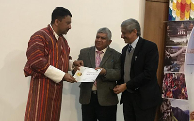 Prof. Ramesh Sharma, Professor And Head Plastic Surgery At Pgimer, Chandigarh And Prof. Ravi Kant, Ex-Vice Chancellor, King George Medical University Presenting The Memento To Dr. Sm Balaji