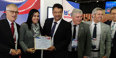 Dr SM Balaji, member, Education Committee at the FDI World Dental Conference, Buenos Aires, Argentina, presenting winners at the poster presentation competition