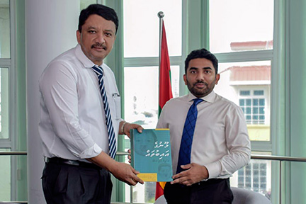 Honorable Health Minister of the Maldives, His Excellency Abdulla Ameen invited as Chief Guest 4 Dr Sm Balaji Presents Dhivehi Book To Hon'Ble Abdulla Ameen