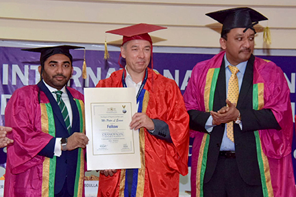 Health Minister of Maldives inaugurates International Craniofacial Conference 7 Mr Peter Evans Receives Certificate From Minister
