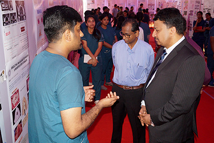 Poster competition at the recently concluded Saveetha Transdisciplinary Annual Research Summit 3 Dr Sm Balaji Engrossed In The Student’s Presentation At The Poster Competition