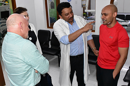 Professor Mark Boyd of University of Liverpool visits Balaji Dental and Craniofacial Hospital 5 Dr Sm Balaji Explaining The Preoperative Findings And The Innovations Undertaken To Obtain Ideal Postoperative Results For The Patient
