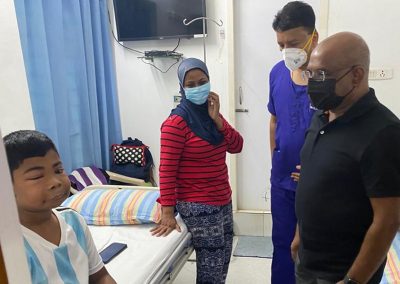 The Hon’ble Abdulla Shahid, Minister Of Foreign Affairs, Republic Of Maldives, Interacts With The Maldivian Child At Balaji Dental And Craniofacial Hospital, Chennai
