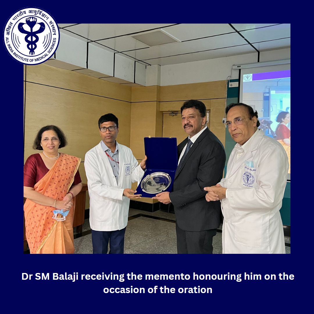 Dr Sm Balaji Receiving The Memento Honouring Him On The Occasion Of The Oration